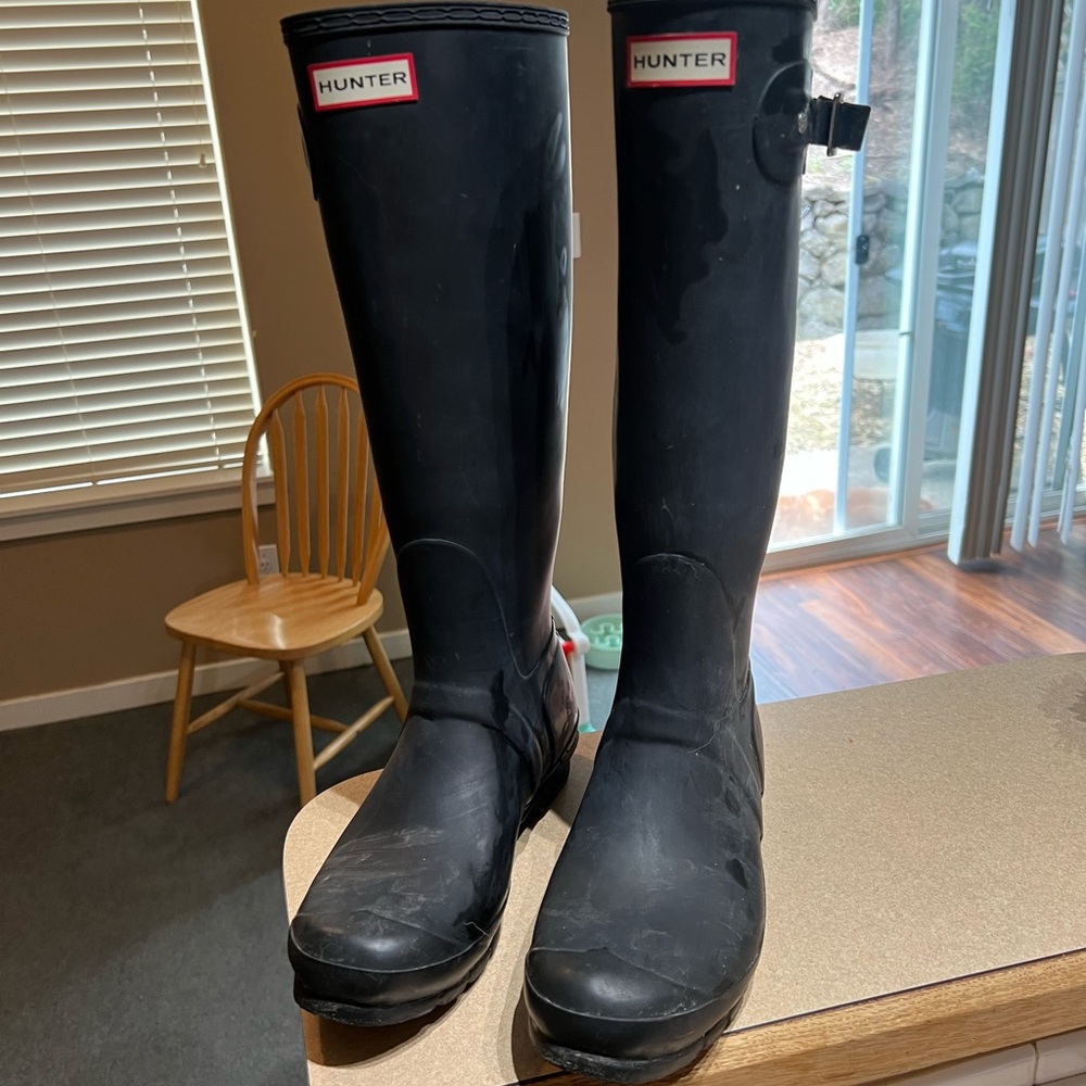 Worn twice. Don’t fit around my calf